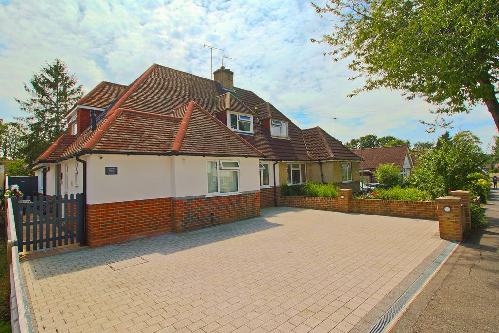 Grand Avenue, Hassocks, West Sussex, BN6 8DD 5 bed semidetached house