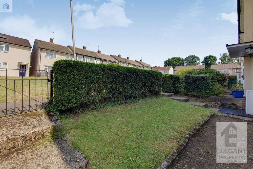 Milton Drive, Borehamwood 3 bed semidetached house £1,649 pcm (£381 pw)