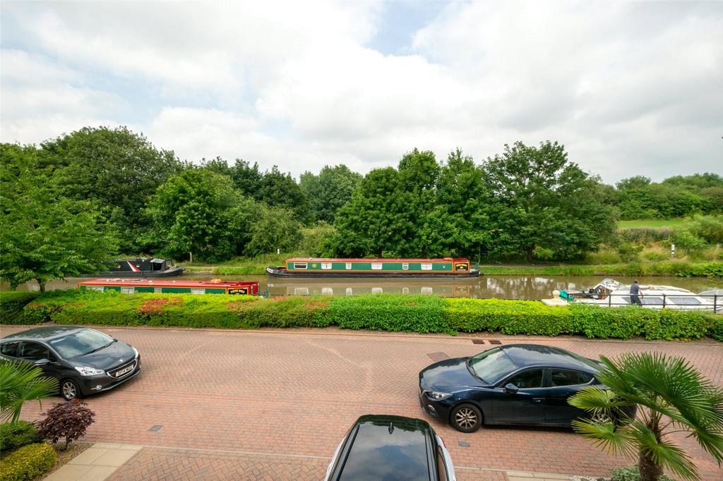 Canal Views To Front