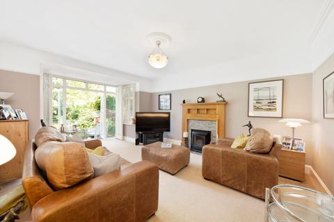 5 bedroom detached house to rent, Cambridge Avenue, New Malden