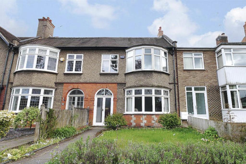 Christchurch Road, Northampton... 4 bed semidetached house £1,650 pcm (£381 pw)