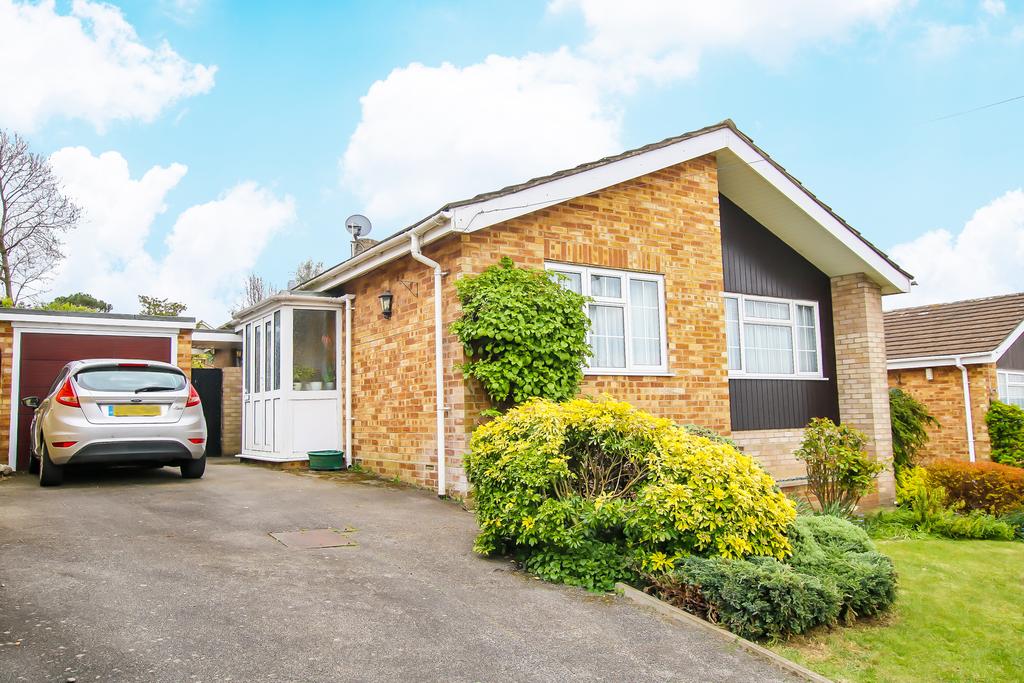 HIGHLAND ROAD, NAZEING EN9 2 bed semidetached bungalow £1,500 pcm (£