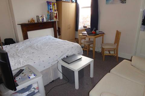 Studio to rent, Essex Street, Reading