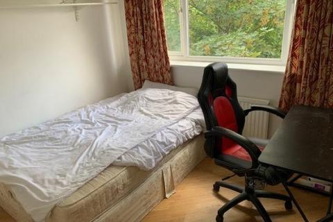 3 bedroom house share to rent, Weydon Hill Close