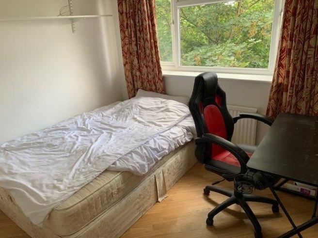 Weydon-hill-close-gu9-8pa-982823