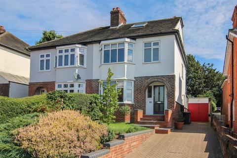 28 Kavanaghs Road, Brentwood, CM14 4NB