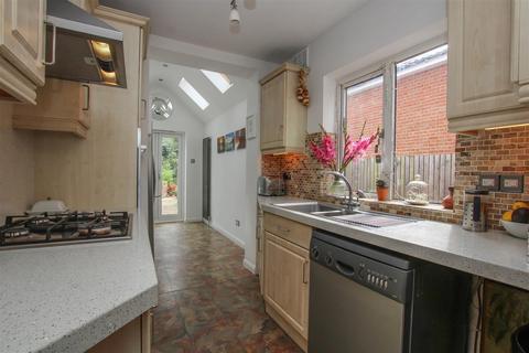 28 Kavanaghs Road, Brentwood, CM14 4NB