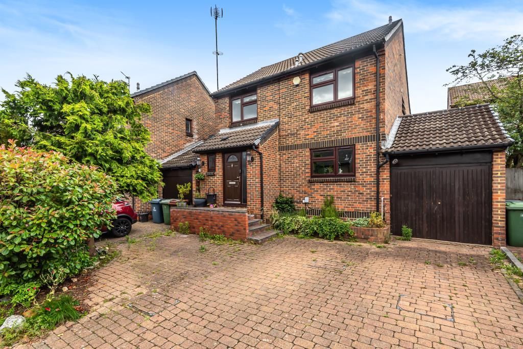 Caddis Close, Stanmore, HA7 4 bed detached house £2,000 pcm (£462 pw)