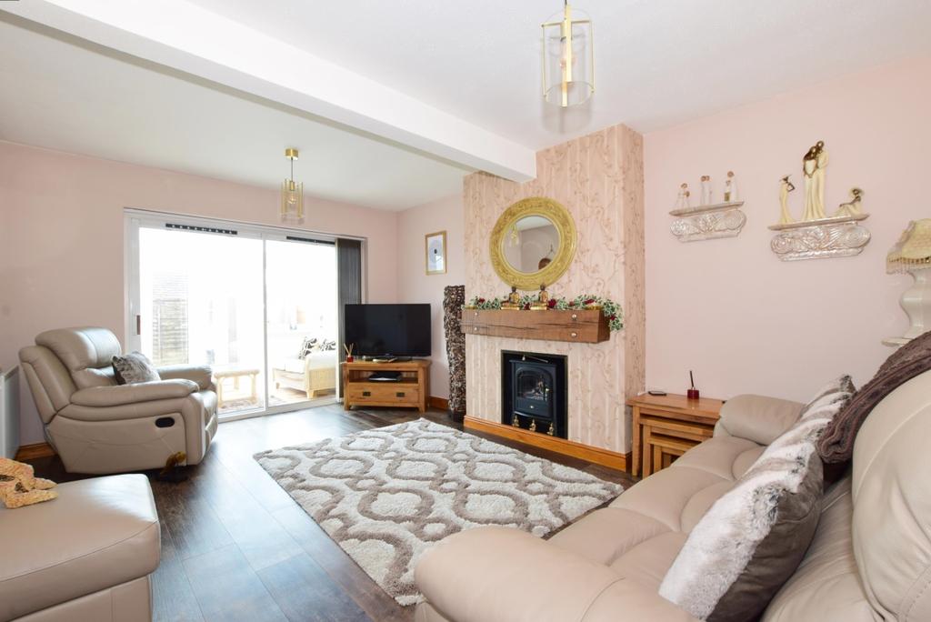 Kingscote Road Cowplain PO8 3 bed semidetached house £1,500 pcm (£