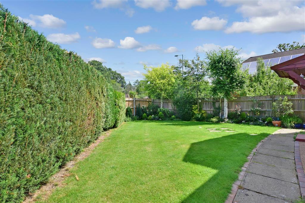 Woodside Crescent, Smallfield, Surrey 3 bed detached house £475,000