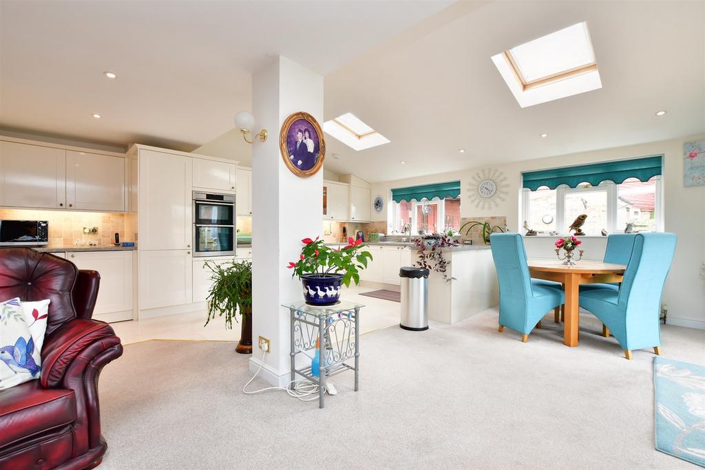 Kitchen/Dining Area