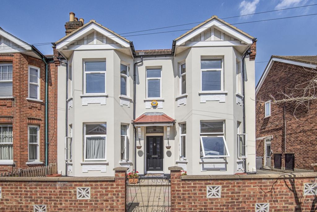 Cromwell Road Wimbledon SW19 6 bed house £3,750 pcm (£865 pw)