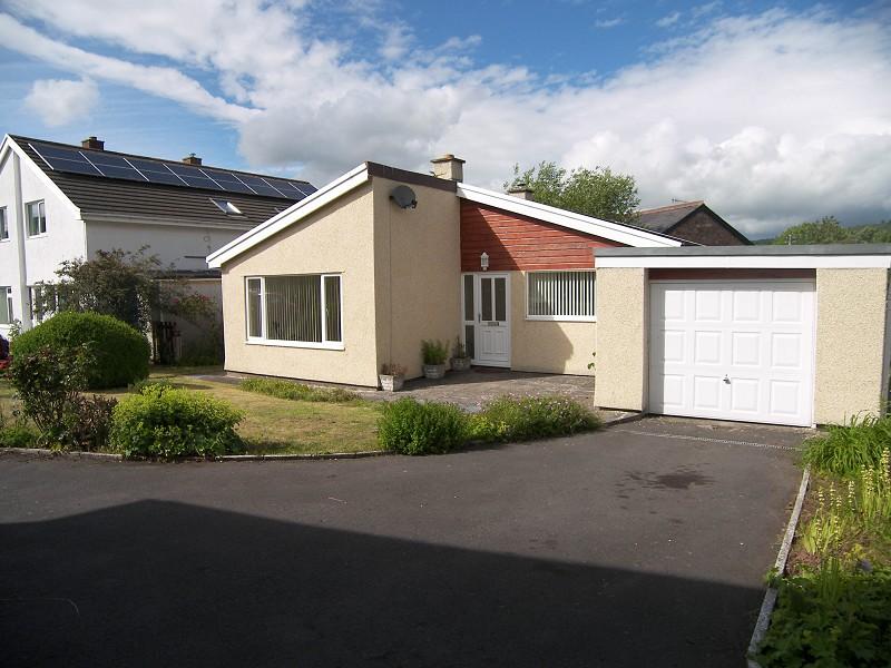 Church Close, Llangynidr, Crickhowell, Powys. 3 bed bungalow £895 pcm