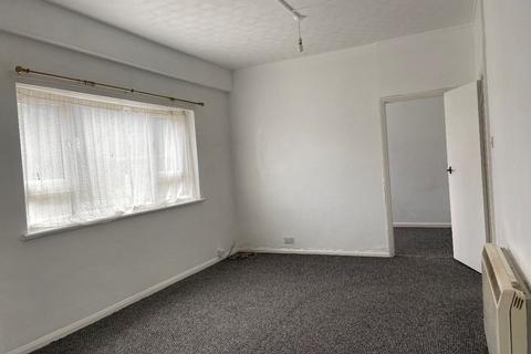 3 bedroom flat to rent, St Giles Close, Dover