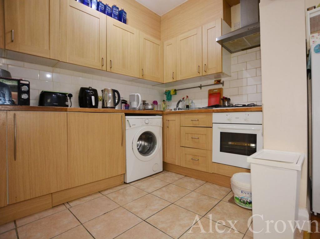 Dagmar Avenue, Wembley 3 bed flat £1,700 pcm (£392 pw)