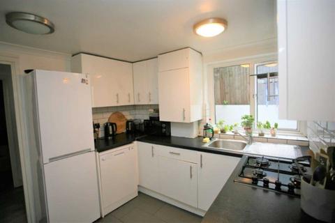 3 bedroom flat to rent, Queenstown Road, London, SW8