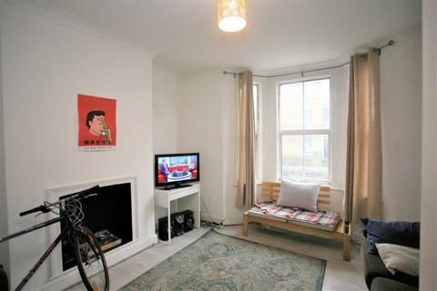 3 bedroom flat to rent, Queenstown Road, London, SW8