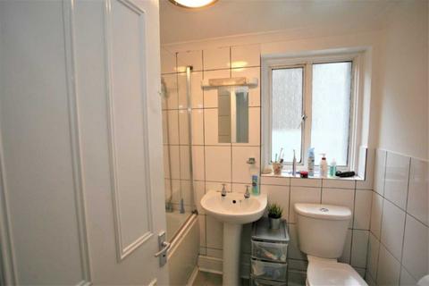 3 bedroom flat to rent, Queenstown Road, London, SW8