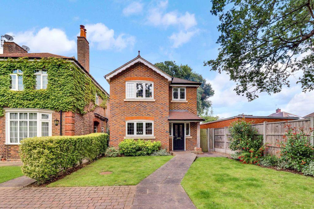 Manor Road, Ashford TW15 2SL 3 bed detached house £650,000