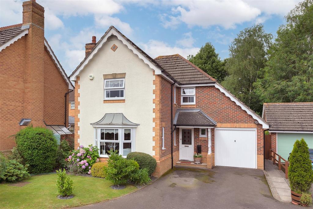 Chestnut Close, Kings Hill, ME19 4FP 4 bed detached house £600,000