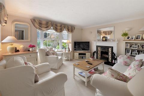 25 Chestnut Close, Kings Hill, West Malling, ME19 4FP