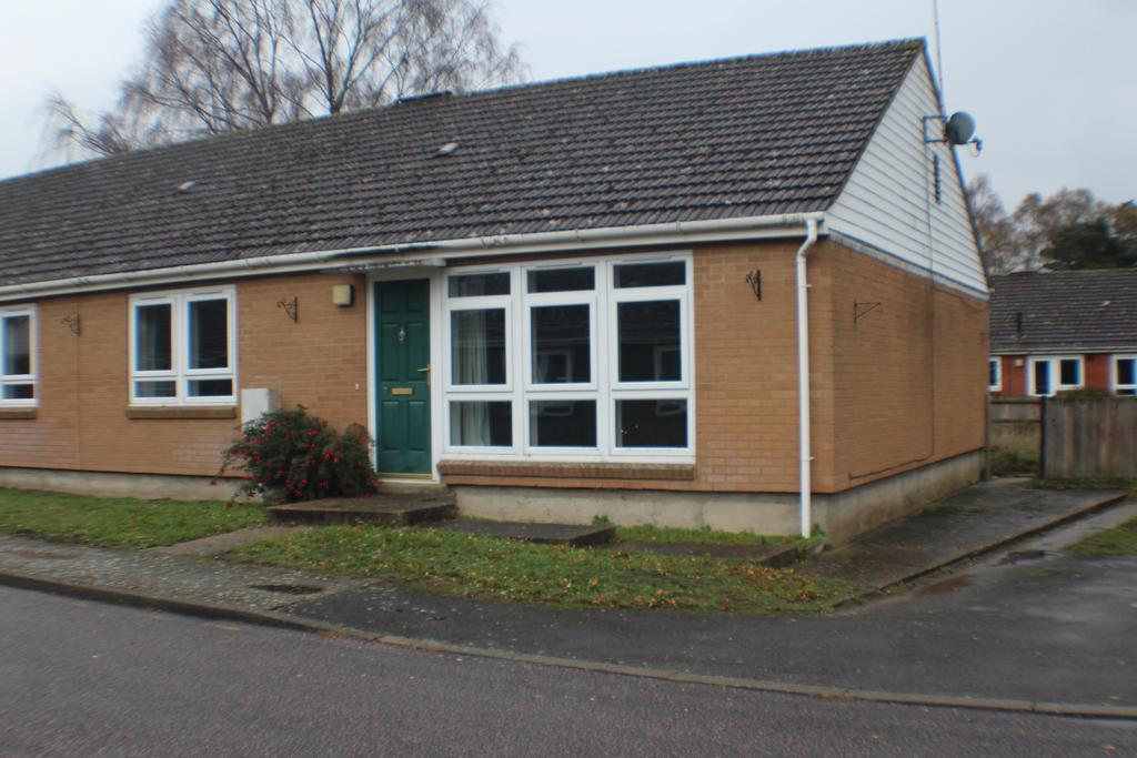Shotley Mews, Sutton Heath, Woodbridge, IP12 3 bed bungalow £715 pcm