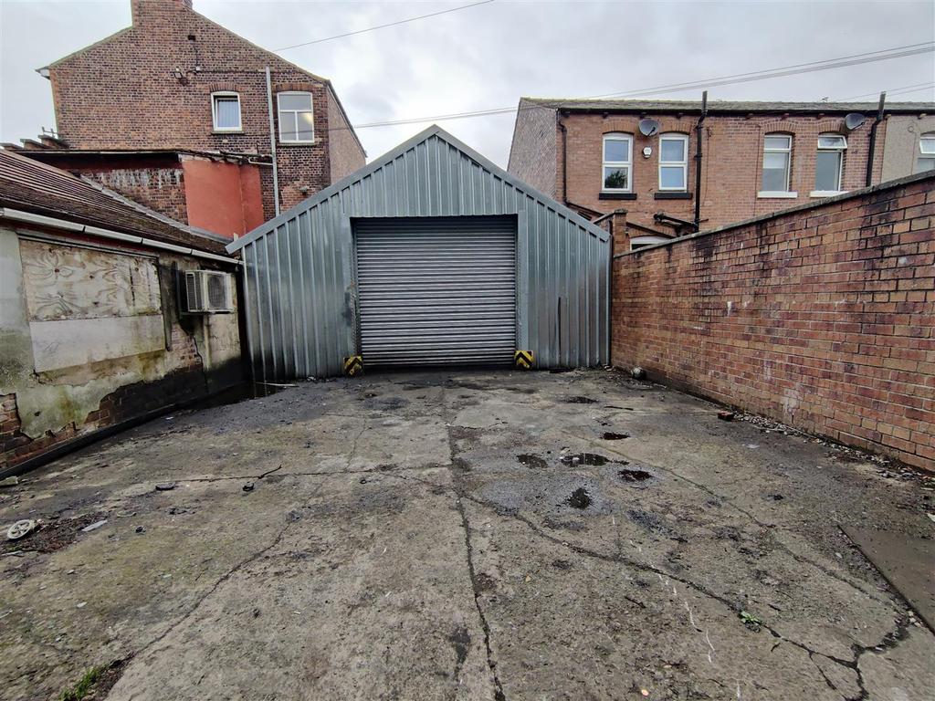 Milltown Street, Radcliffe, Manchester Industrial unit £750 pcm (£173 pw)