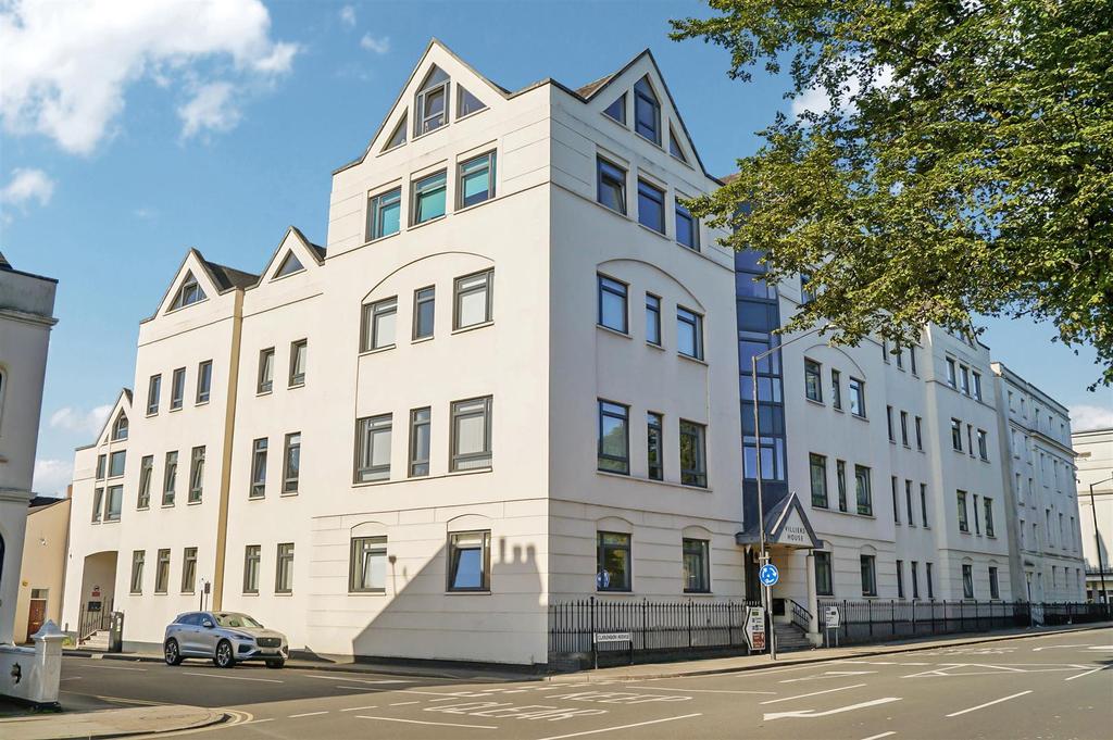 Clarendon Avenue, Leamington Spa 2 bed apartment £350,000