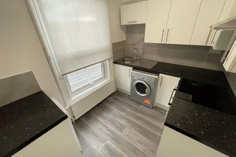 2 bedroom flat to rent, Ebury Road, Carrington, Nottingham, NG5 1BB