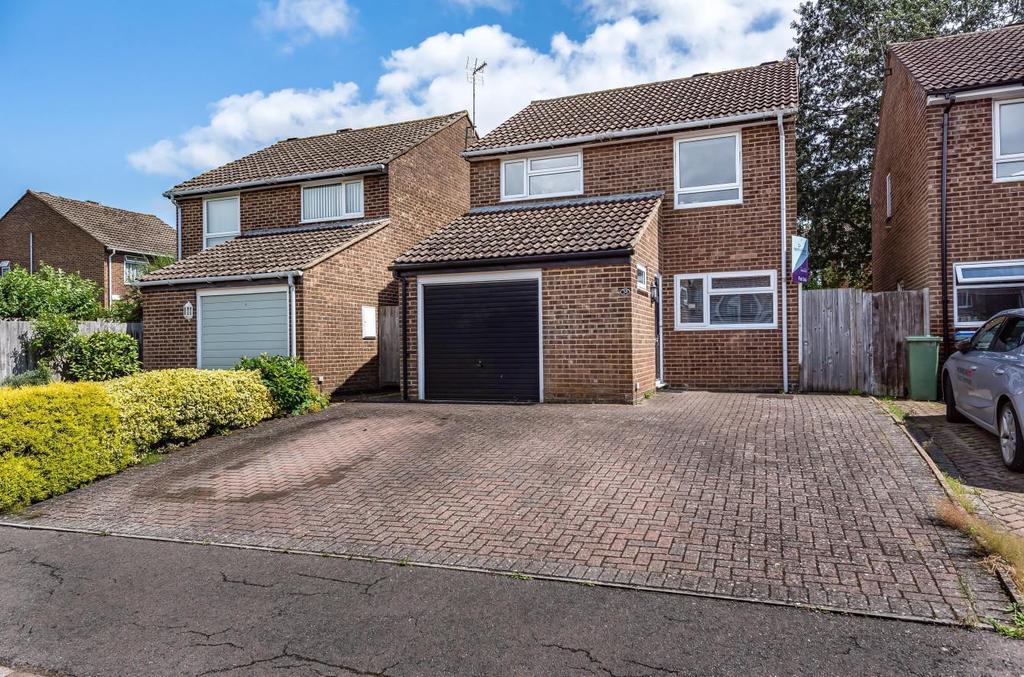 Wheatsheaf Close, Horsham, RH12 3 bed detached house £450,000