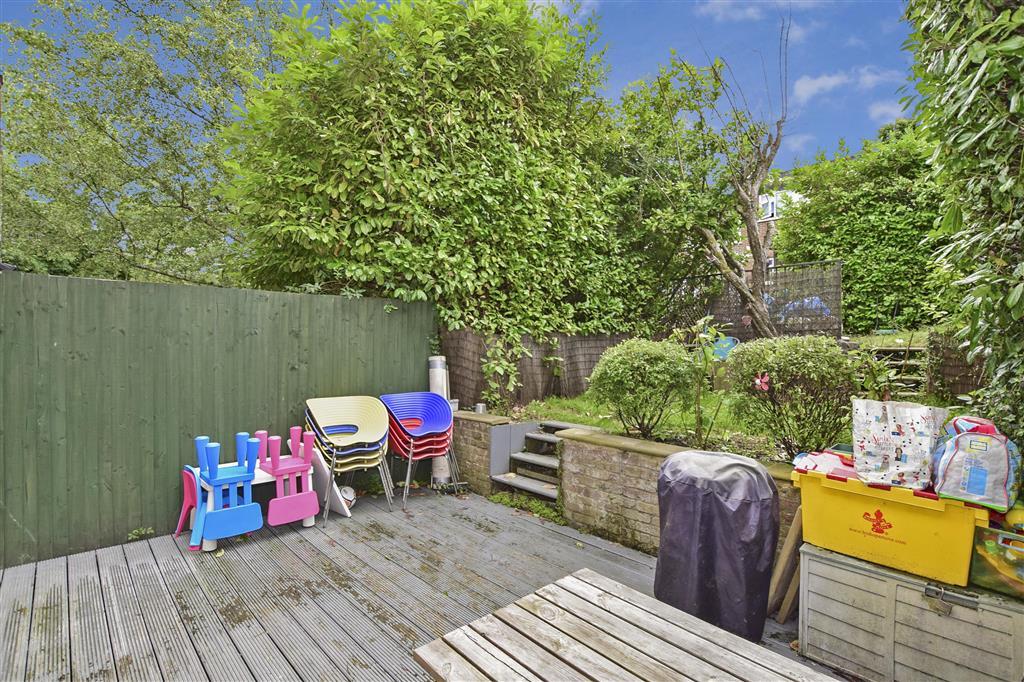 Deepfield Way, Coulsdon, Surrey 3 bed terraced house £410,000