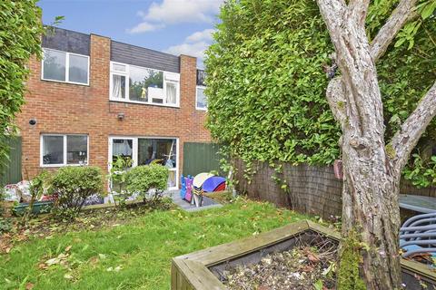 21 Deepfield Way, Coulsdon, CR5 2SZ