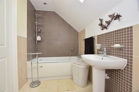 24 Beadsman Crescent, Leybourne, West Malling, ME19 5FB