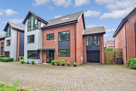 24 Beadsman Crescent, Leybourne, West Malling, ME19 5FB