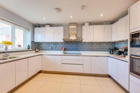 14 Highwell Gardens, Hawkwell, Hockley, SS5 4LY