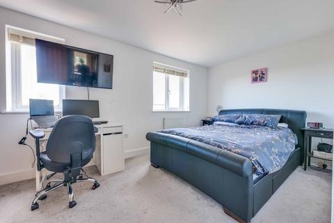 14 Highwell Gardens, Hawkwell, Hockley, SS5 4LY