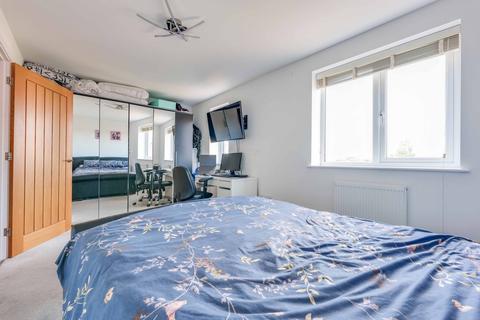 14 Highwell Gardens, Hawkwell, Hockley, SS5 4LY