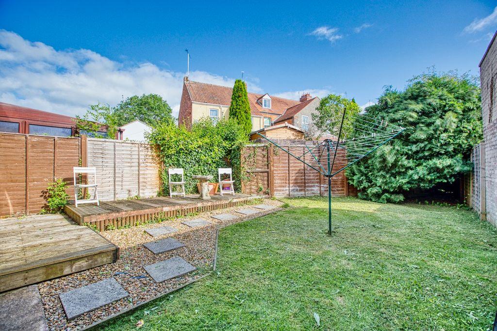 Goldcroft, Yeovil BA21 4DH 3 bed semidetached house £200,000