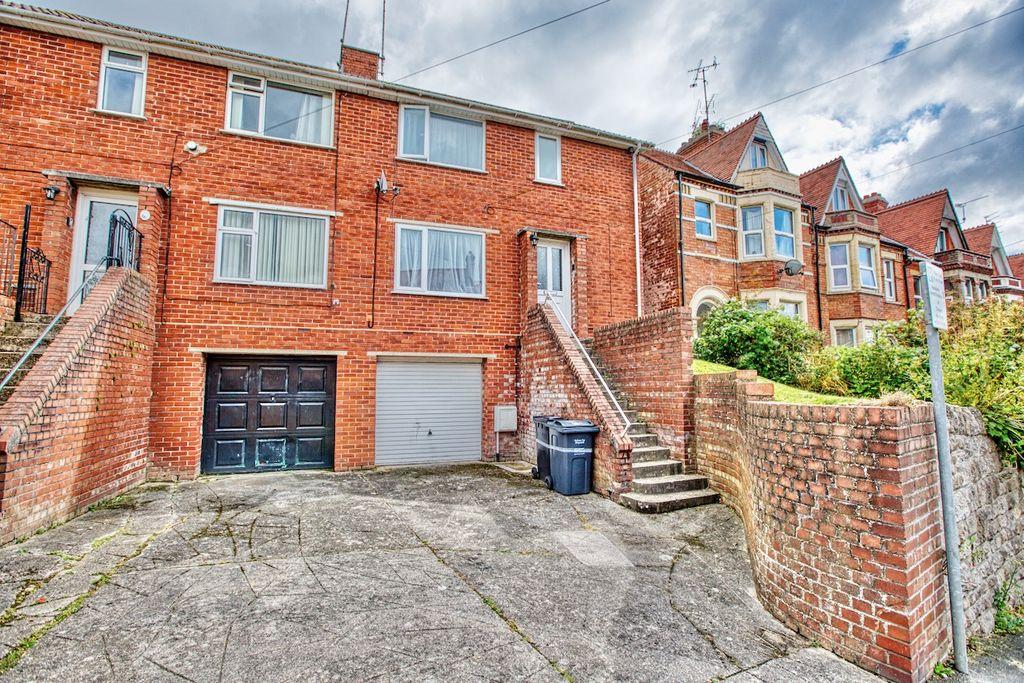 Goldcroft, Yeovil BA21 4DH 3 bed semidetached house £200,000