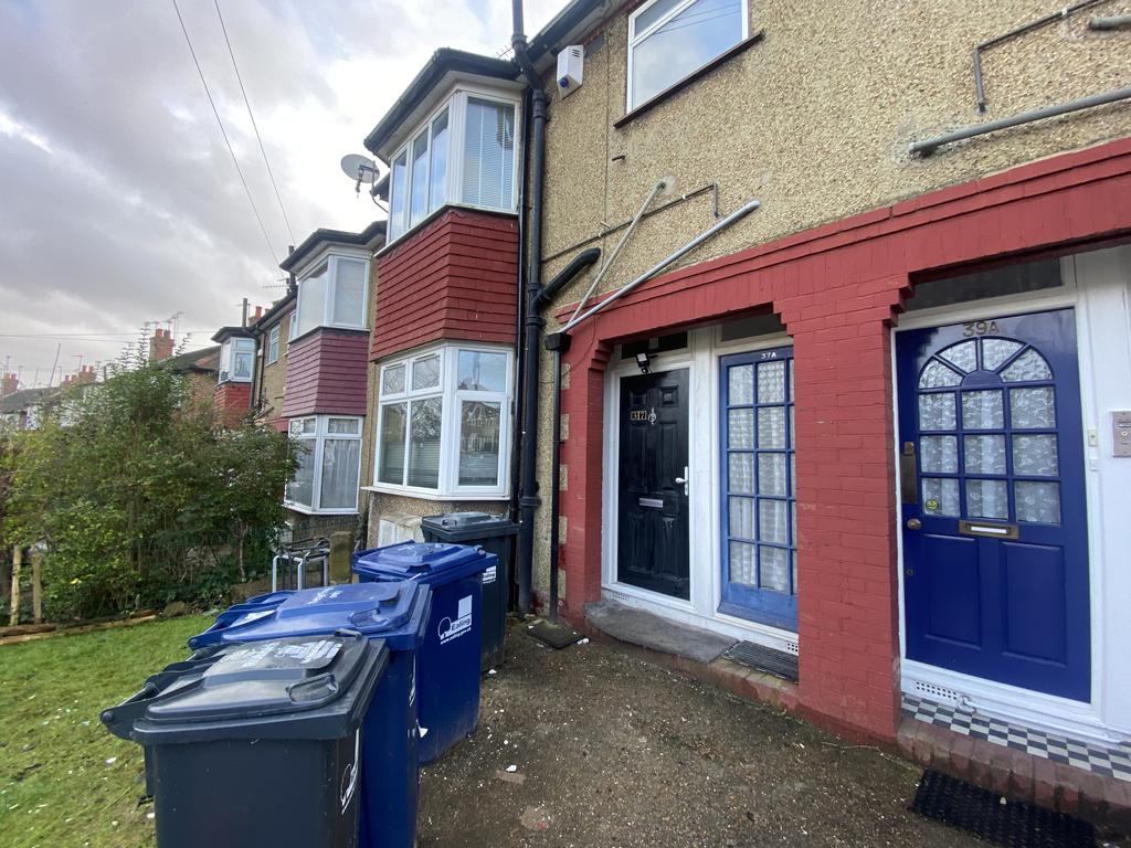READING ROAD, NORTHOLT UB5 House share £895 pcm (£207 pw)