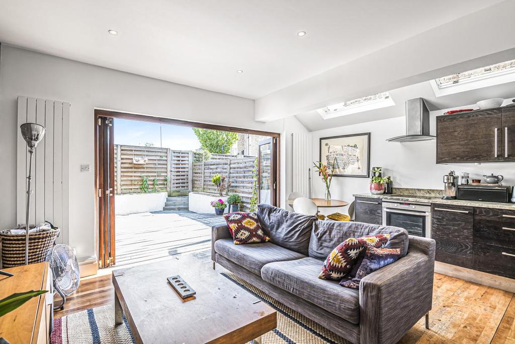 Dinsmore Road, Balham 2 bed flat £650,000