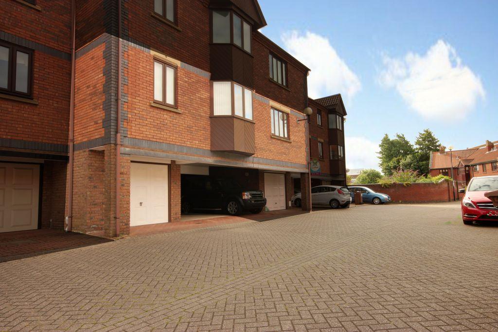 31 Outer Trinities, Beverley HU17 0HN 2 bed flat £175,000
