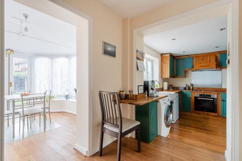 27 The Vale, Woodford Green, IG8 9BX