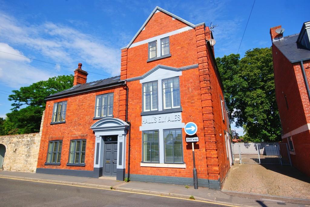 Langworthgate, Lincoln 2 bed apartment £250,000