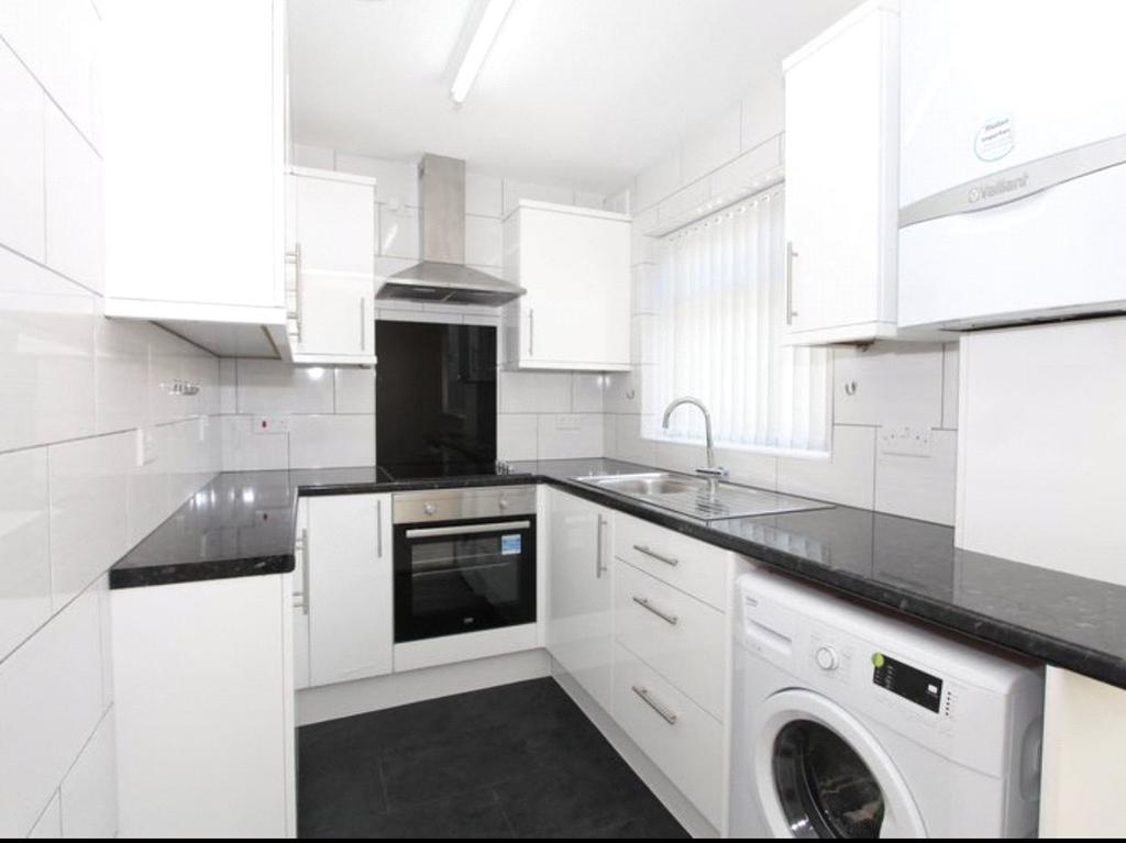 Cornwall Avenue, Southall, UB1 2 bed apartment £1,500 pcm (£346 pw)