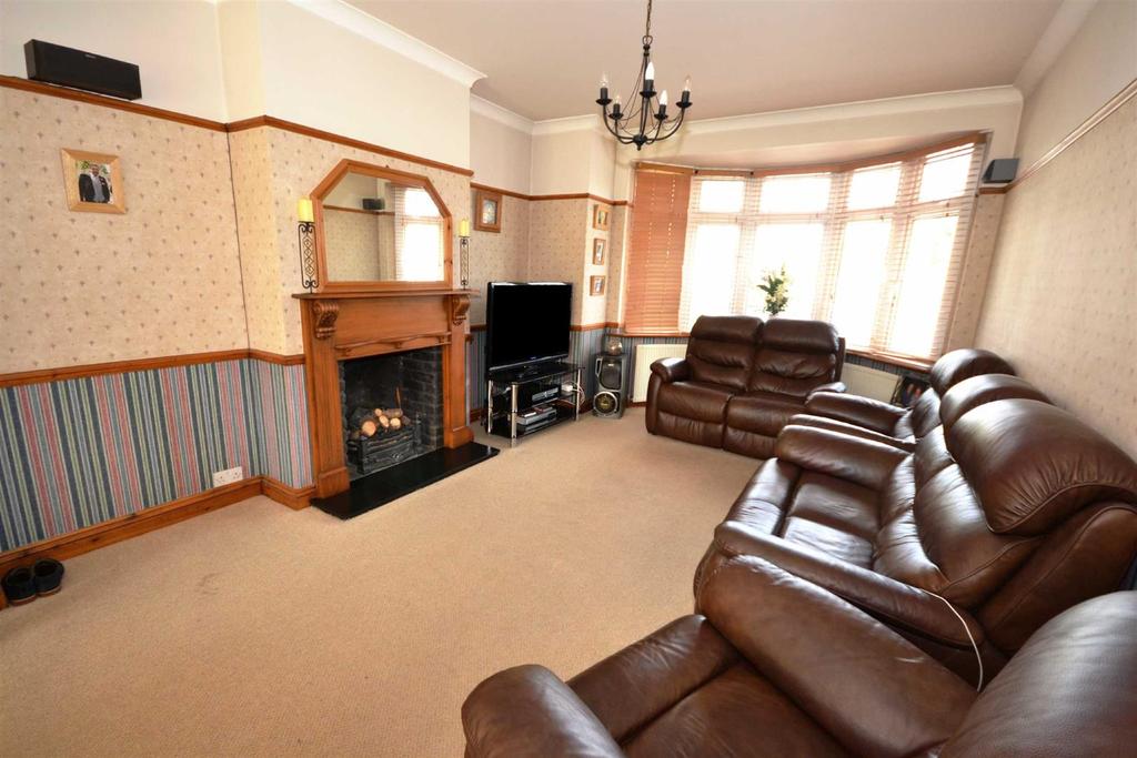 Aragon Drive, Hainault 3 bed semidetached house £399,995