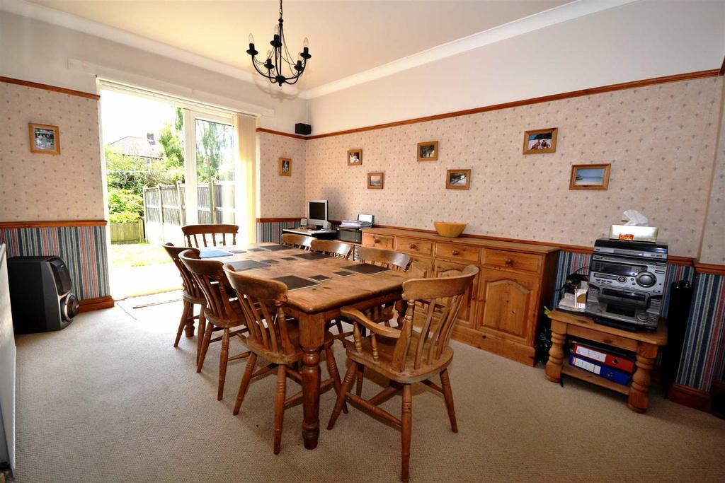 Aragon Drive, Hainault 3 bed semidetached house £399,995