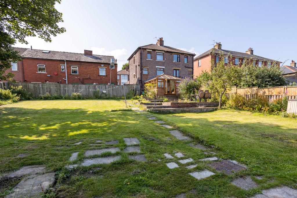 Well Green Lane, Hove Edge, HD6 2NS 4 bed semidetached house £250,000