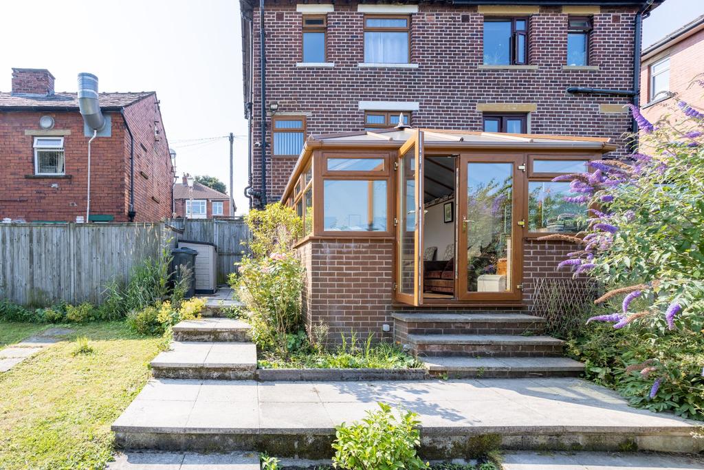 Well Green Lane, Hove Edge, HD6 2NS 4 bed semidetached house £250,000