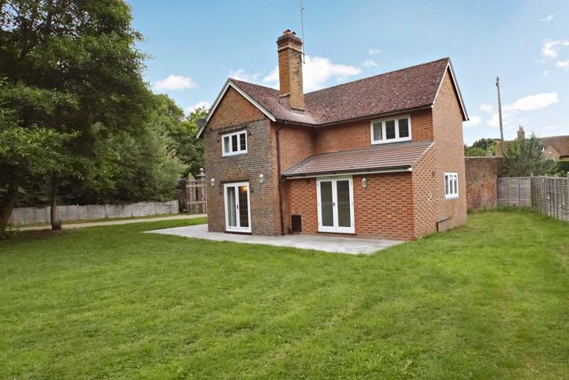 Portsmouth Road, Ripley, Woking 3 bed detached house £2,500 pcm (£577 pw)